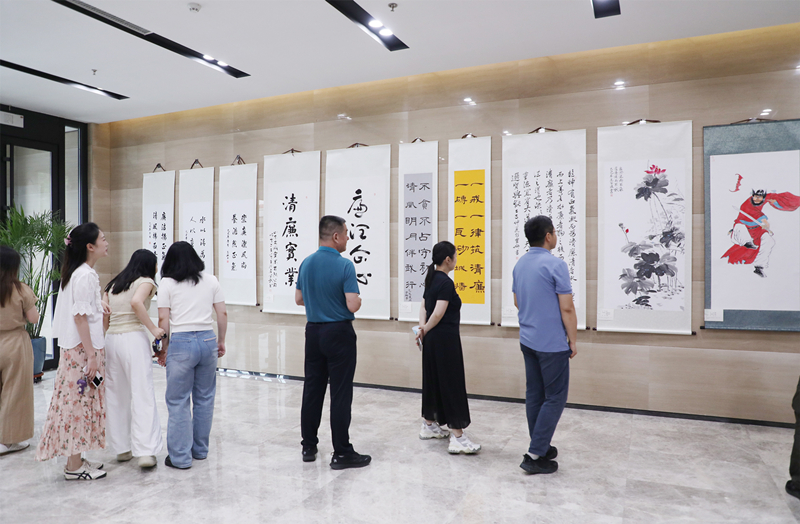 实业公司廉洁文化作品展 集团网站 参观2_副本.jpg